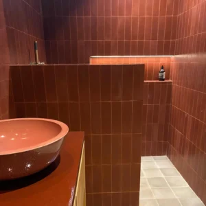 Contoh Tegel Lantai Kamar Mandi Minimalis untuk Interior Elegan
