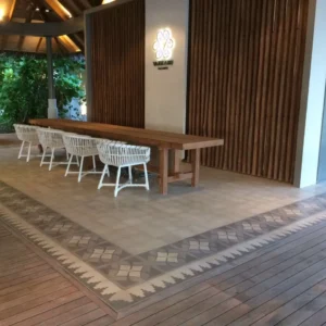 Inspirasi jual ubin tegel motif klasik untuk cafe dan rumah estetik. Desain unik dengan kombinasi tegel polos dan border jadul yang elegan dan timeless.