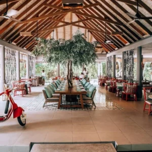 Jual ubin tegel berkualitas untuk cafe dan restoran modern. Kombinasi tegel polos dan motif memberikan tampilan elegan, natural, dan nyaman untuk ruang interior.