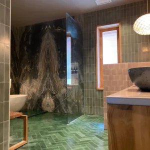 Model Tegel Lantai Kamar Mandi Hijau yang Unik dan Modern