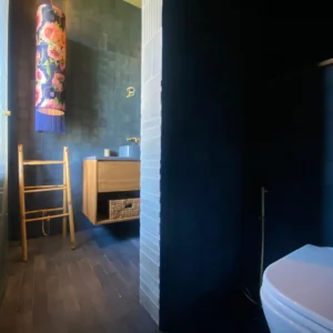 Tegel Lantai Kamar Mandi Estetis dengan Nuansa Modern dan Natural