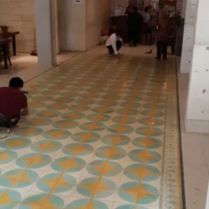 Proses membersihkan tegel
